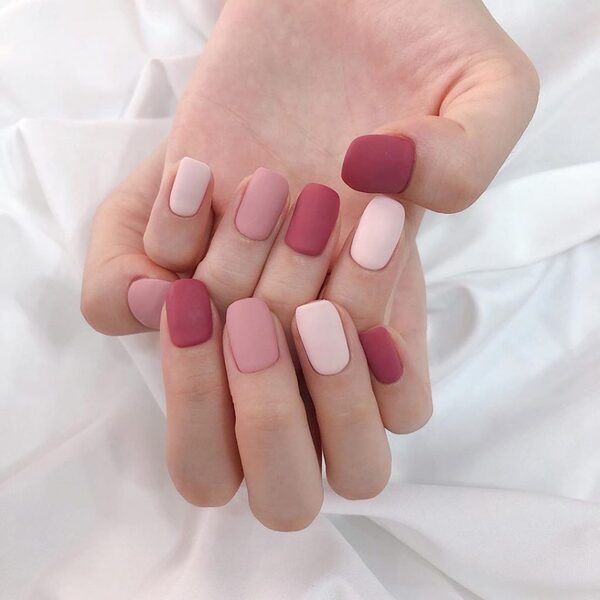 Phối nail hồng đậm hồng nhạt khác nhau để tạo nên bộ móng đẹp (Nguồn: Internet)

