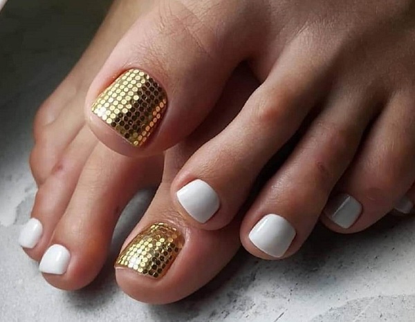 Bạn có thể phối màu gold với nail màu trắng (Nguồn: Internet)