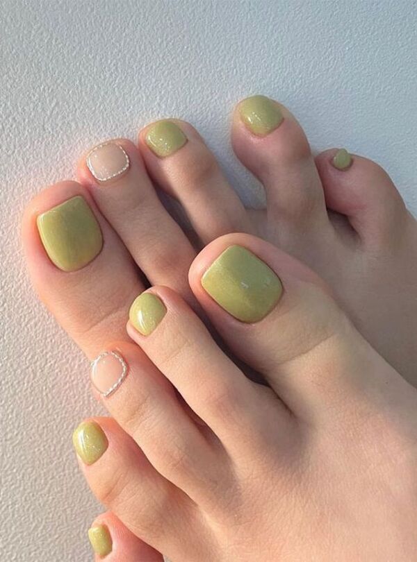 Móng chân màu xanh bơ mang đến những nét ấn tượng mới, đẹp mắt (Nguồn: Internet)
