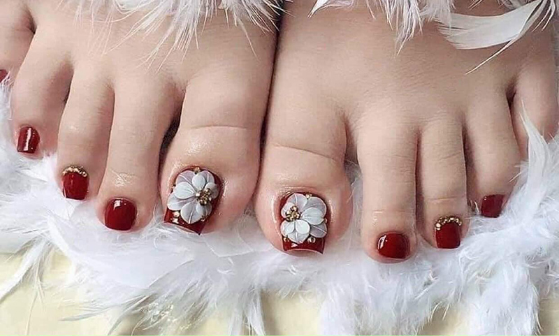 Mẫu nail vẽ hoa trên móng chân ấn tượng 