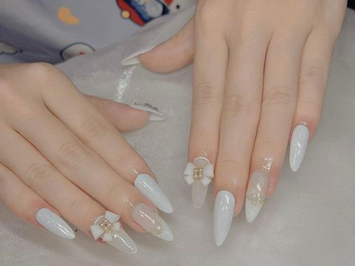 Mẫu nail màu trắng kết hợp với họa tiết đính nơ đơn giản