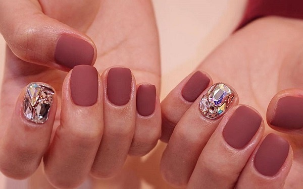 Màu nail trầm cùng họa tiết đính đá được phụ nữ trung niên ưa chuộng (Nguồn: Internet)
