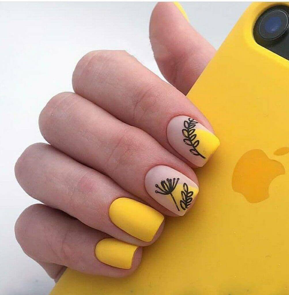 Nail màu vàng họa tiết hoa (Nguồn: Internet)