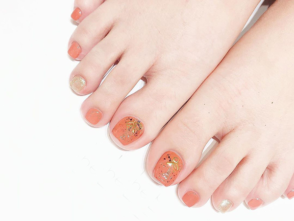 Mẫu móng chân màu cam đất phù hợp với mọi loại da (Nguồn: Internet)
