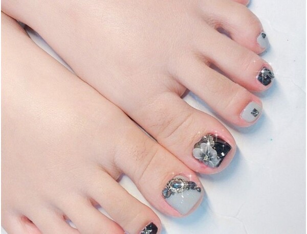 Mẫu nail chân màu xám đính đá độc đáo (Nguồn: Internet)
