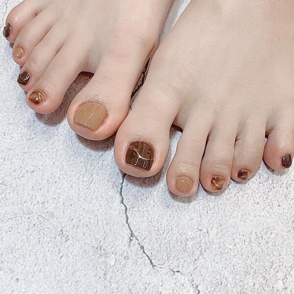 Sơn móng chân màu nâu nhạt đơn giản, thanh lịch (Nguồn: Internet)