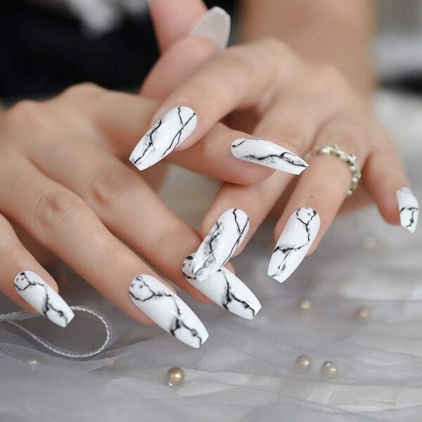 Những mẫu nail vân đá trắng đơn giản, hợp thời trang (Nguồn: Internet)