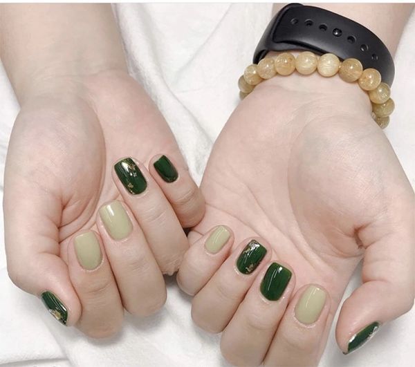 Mẫu nail màu xanh rêu phù hợp với mọi phong cách thời trang (Nguồn: Internet)
