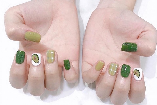 Mẫu nail màu xanh lá cây kết hợp với các họa tiết dễ thương (Nguồn: Internet)

