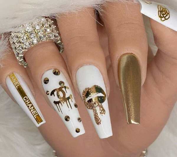 Nail họa tiết Chanel trắng, nhũ vàng (Nguồn: Internet)