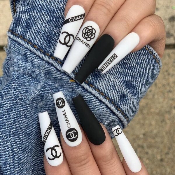 Nail nhám dài đơn giản đen trắng cùng hoạ tiết Chanel (Nguồn: Internet)