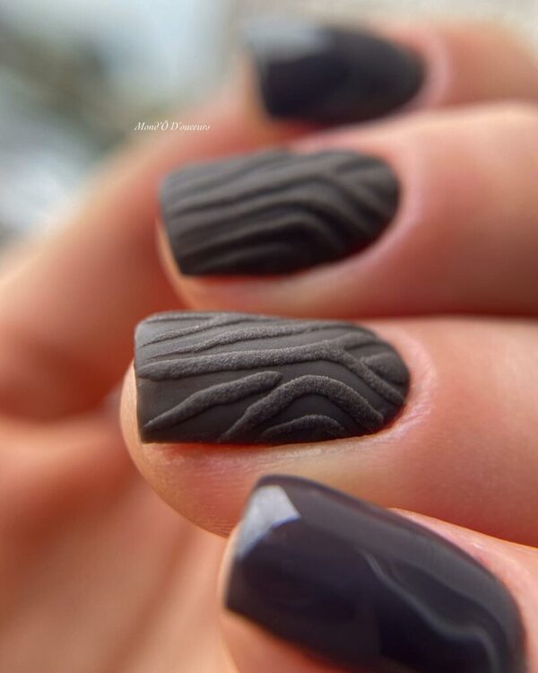 Mẫu nail đen họa tiết vằn nổi đơn giản nhưng nổi bật (Nguồn: Internet)