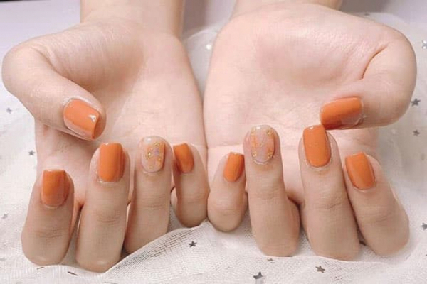 Mẫu nail màu cam đào giúp làm sáng da (Nguồn: Internet)
