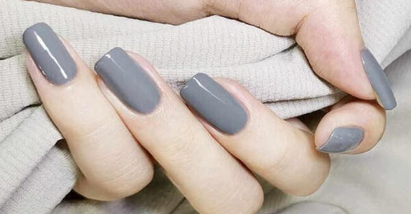 Kiểu sơn trơn của màu nail xám xi măng rất tôn da nàng (Nguồn: Internet)
