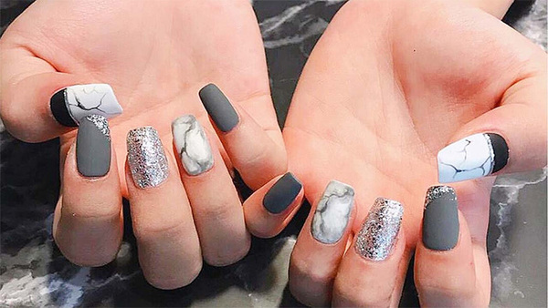 Kiểu nail xám kết hợp màu trắng tăng thêm vẻ thu hút cho đôi tay của bạn (Nguồn: Internet)
