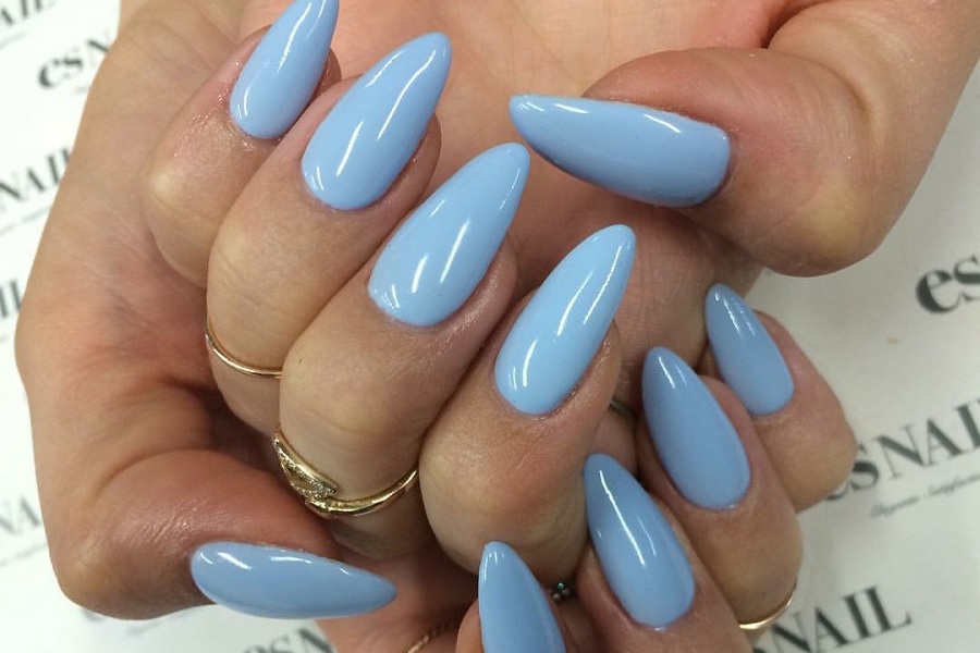 Bộ nail màu xanh da trời đi biển với kiểu dáng màu trên và móng tay nhọn càng thêm phần cuốn hút
