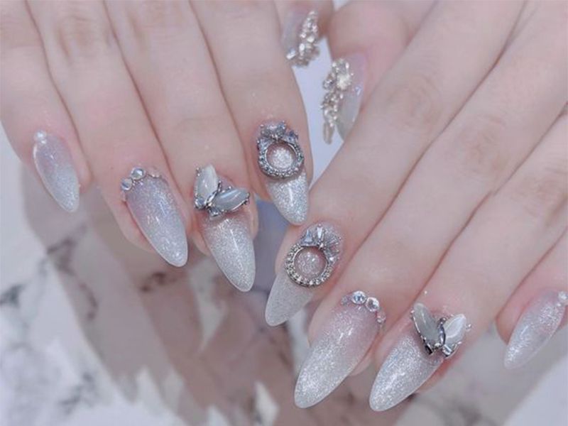 Bộ nail màu trắng cho móng nhọn dài với họa tiết đính đá đặc sắc (Nguồn: Internet)