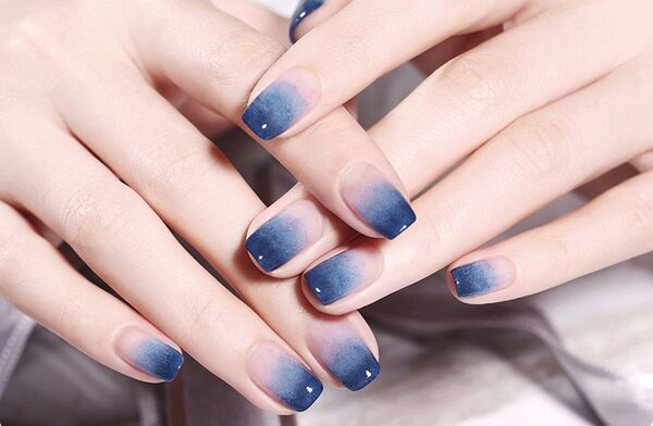 Mẫu nail màu xanh dương ombre vô cùng đẹp mắt (Nguồn: Internet)
