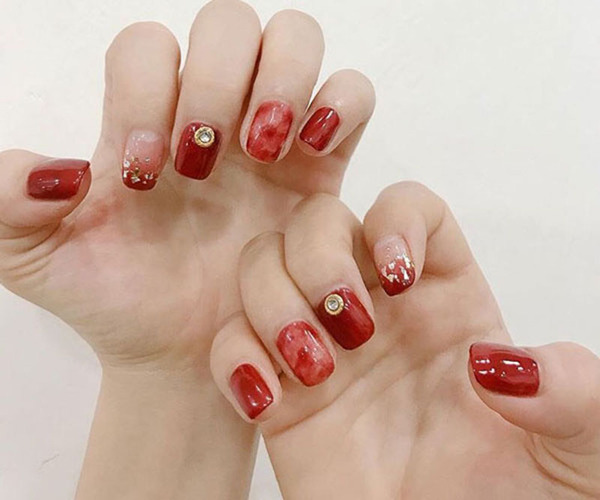 Mẫu nail màu đỏ sơn thạch đính đá ấn tượng và nổi bật (Nguồn: Internet)
