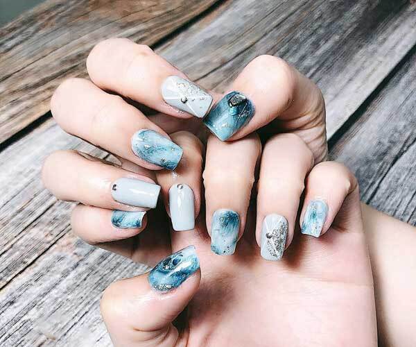 Mẫu nail sơn thạch xanh kết hợp trang trí độc đáo, ấn tượng (Nguồn: Internet)
