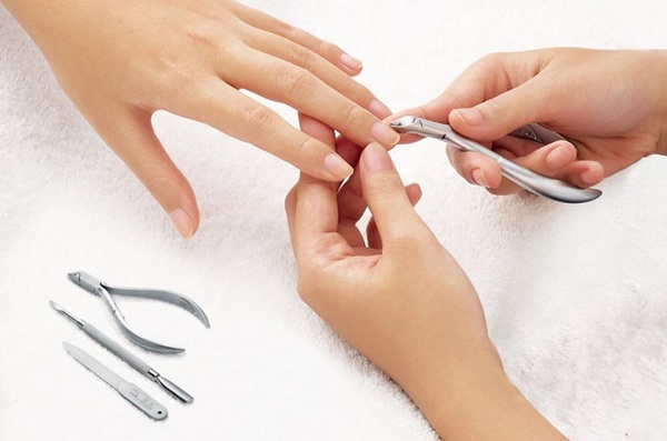 Cắt tỉa móng và da thừa giúp đôi tay trông sạch hơn (Nguồn: Internet)
