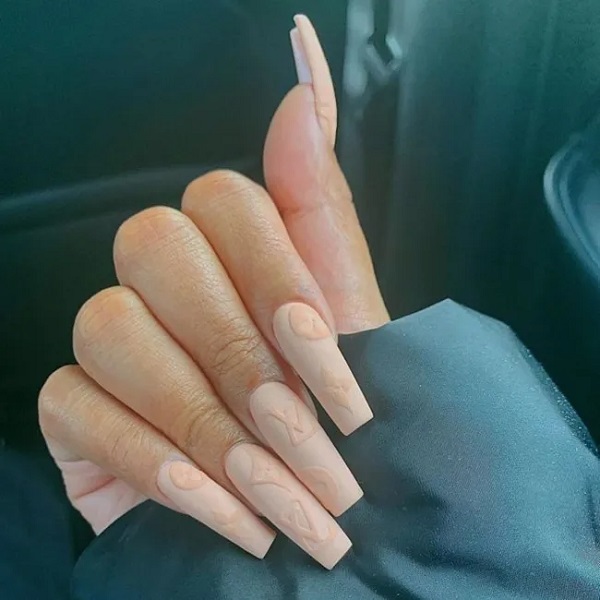 Mẫu nail in 3D nổi logo LV ấn tượng (Nguồn: Internet)
