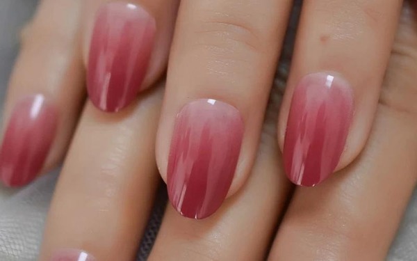 Nail màu ombre màu hồng phù hợp với các cô nàng da ngăm (Nguồn: Internet)