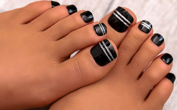 Nail chân màu đen với họa tiết đường kẻ sọc ngang làm điểm nhấn (Nguồn: Internet)
