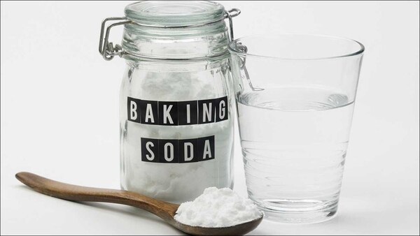 Dùng baking soda pha với nước để làm sạch móng hiệu quả (Nguồn: Internet)
