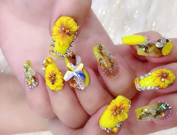 Mẫu nail hoa mai được làm tinh tế, tỉ mỉ tạo điểm nhấn cho đôi tay của nàng (Nguồn: Internet)
