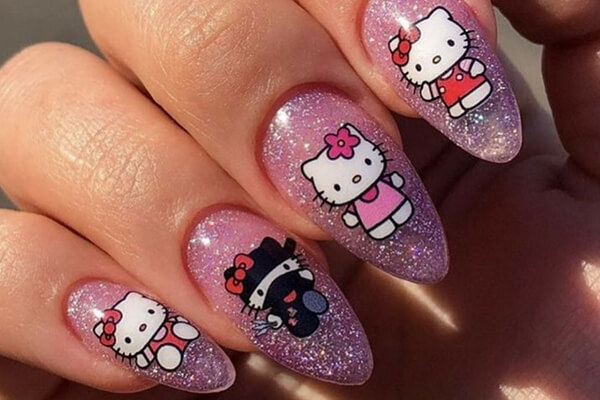 Mẫu nail kim tuyến kết hợp họa tiết Hello Kitty nhẹ nhàng (Nguồn: Internet)
