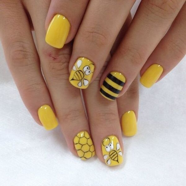 Mẫu nail họa tiết chú ong vàng chăm chỉ cho nàng thêm động lực (Nguồn: Internet)