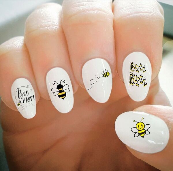 Nail họa tiết chú ong vàng đơn giản(Nguồn: Internet)
