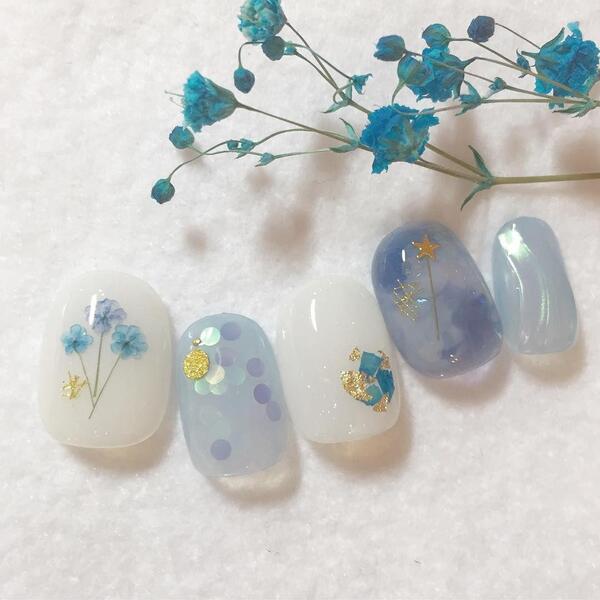 Mẫu nail màu thạch họa tiết hoa dễ thương, đơn giản trên nền nail màu xanh và trắng (Nguồn: Internet)
