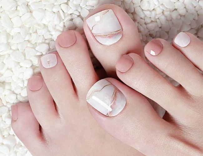 Da trắng phù hợp với rất nhiều màu sơn móng chân đẹp (Nguồn: Internet)