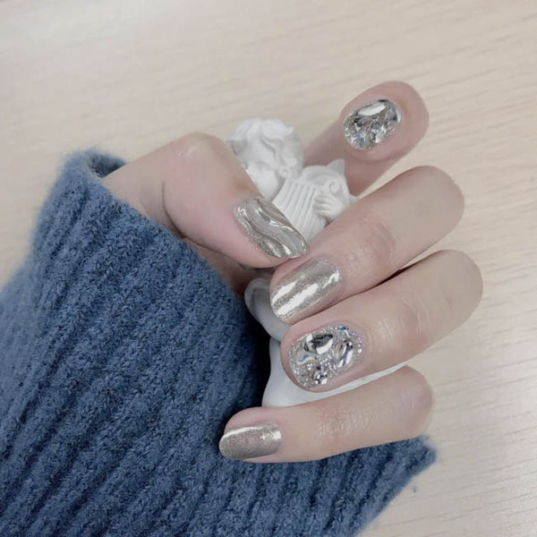 Mẫu nail đính đá kết hợp với màu nhũ bạc ấn tượng (Nguồn: Internet)
