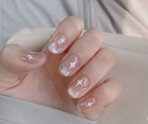 Kiểu nail bạc ánh kim họa tiết ánh sao mang vẻ đẹp nhẹ nhàng (Nguồn: Internet)
