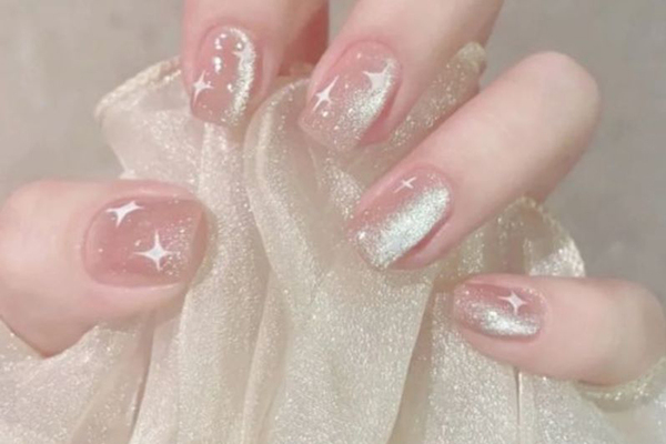 Mẫu nail bạc ánh kim phối cùng họa tiết ánh sao rất phù hợp với các cô nàng yêu thích sự đơn giản, nổi bật (Nguồn: Internet)

