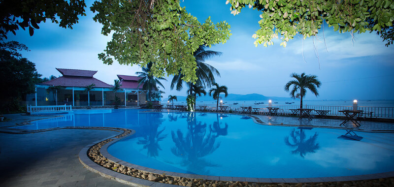 Bể bơi ngoài trời của Royal Hotel Quy Nhơn