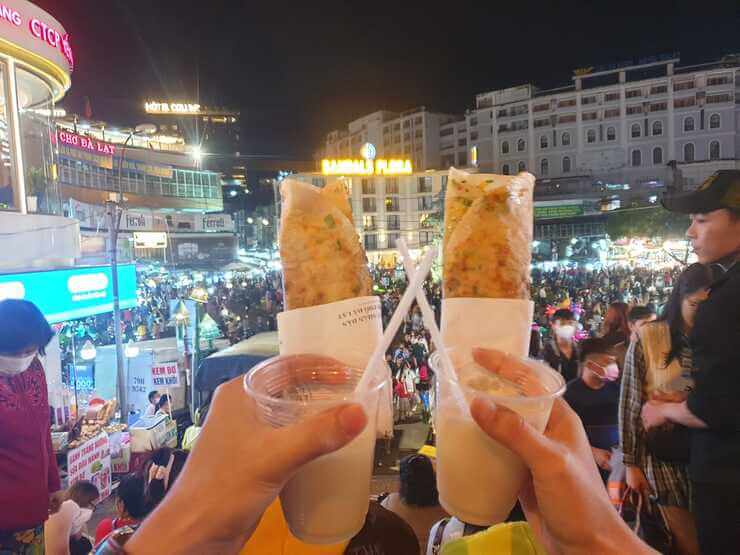Bánh tráng nướng vỉa hè tại chợ đêm Đà Lạt