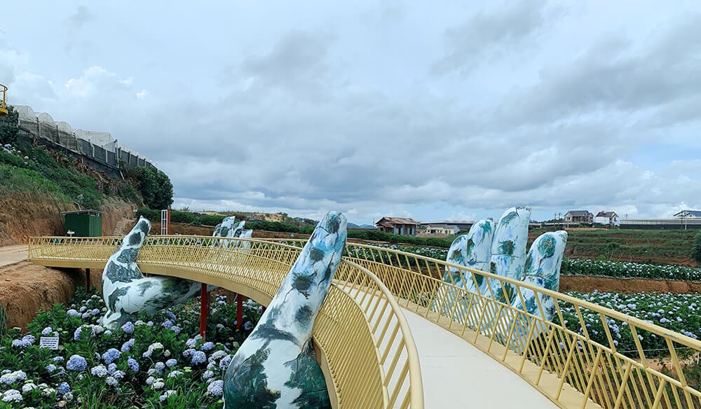 Cầu Vàng Đà Lạt ở vườn hoa Trại Mát