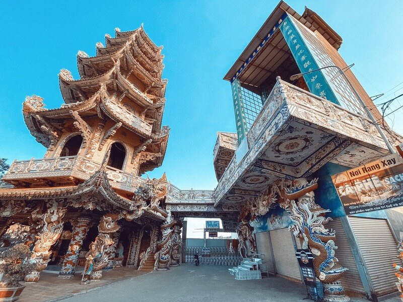 Review chùa Ve Chai Linh Phước Đà Lạt – Địa điểm du lịch ấn tượng