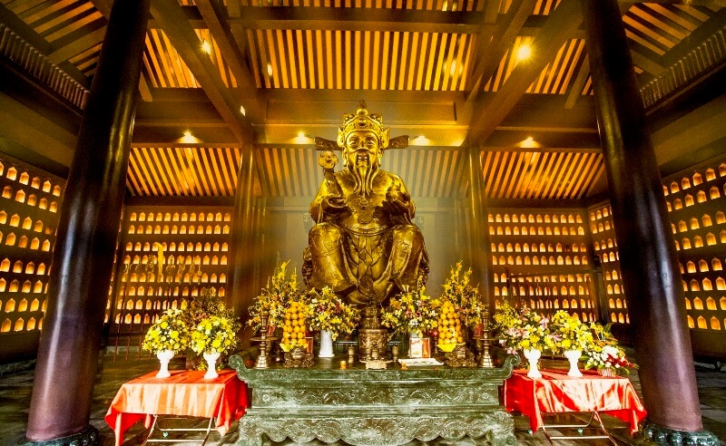 Bức tượng bằng đồng khổng lồ ở đền Thần Tài