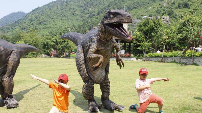 Công viên khủng long thu hút nhiều bạn nhỏ
