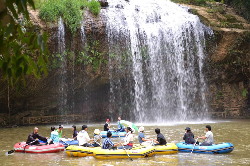 Chèo thuyền tham quan thác Prenn Đà Lạt