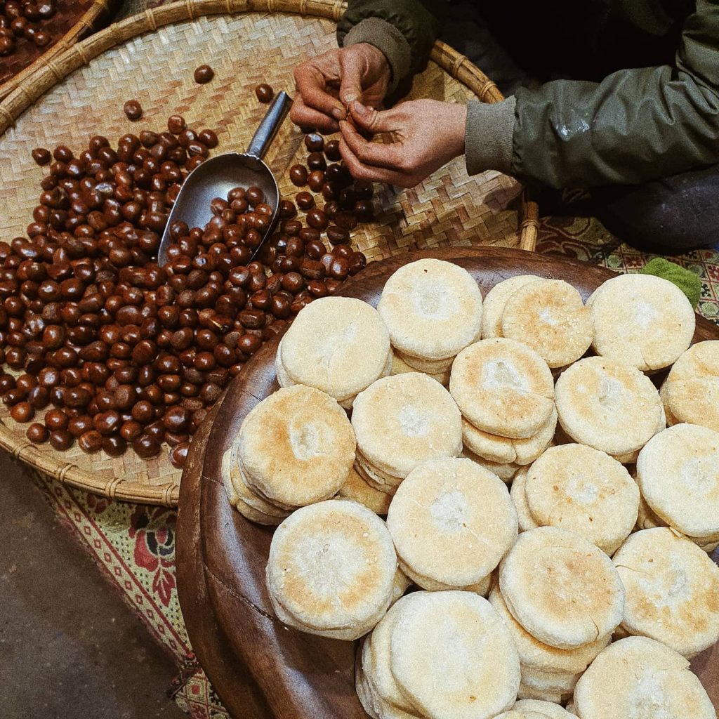 Người dân làm bánh hạt dẻ sapa trực tiếp tại chợ