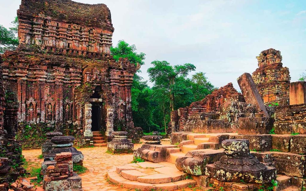 Thánh địa Mỹ Sơn là một quần thể di tích đền đài Chămpa ở tỉnh Quảng Nam