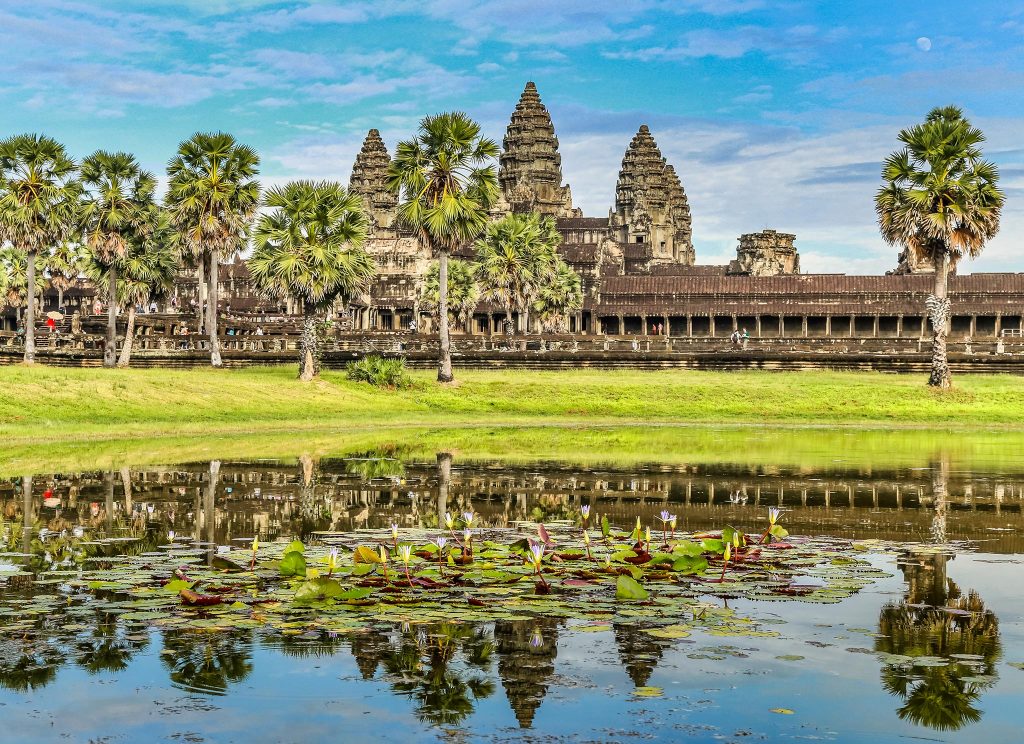 Đền Angko Wat là điểm đến đầu tiên khi du lịch Campuchia