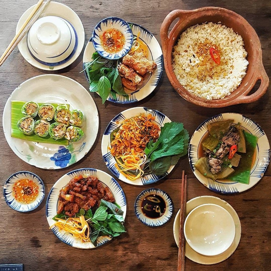 Cơm niêu Hương Việt món ăn trưa Đà Lạt được ăn kèm với đa dạng món kho, xào, luộc…