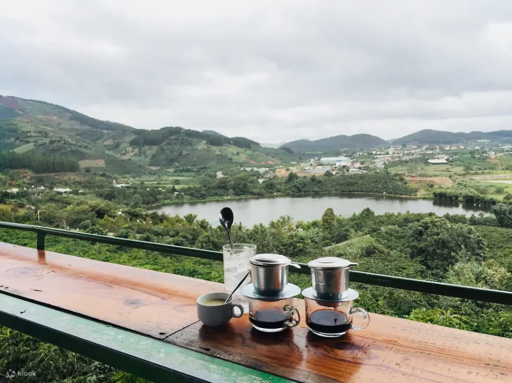 Khu vực ngắm view Đà Lạt toàn cảnh 360 độ của Cà phê Mê Linh Đà Lạt 